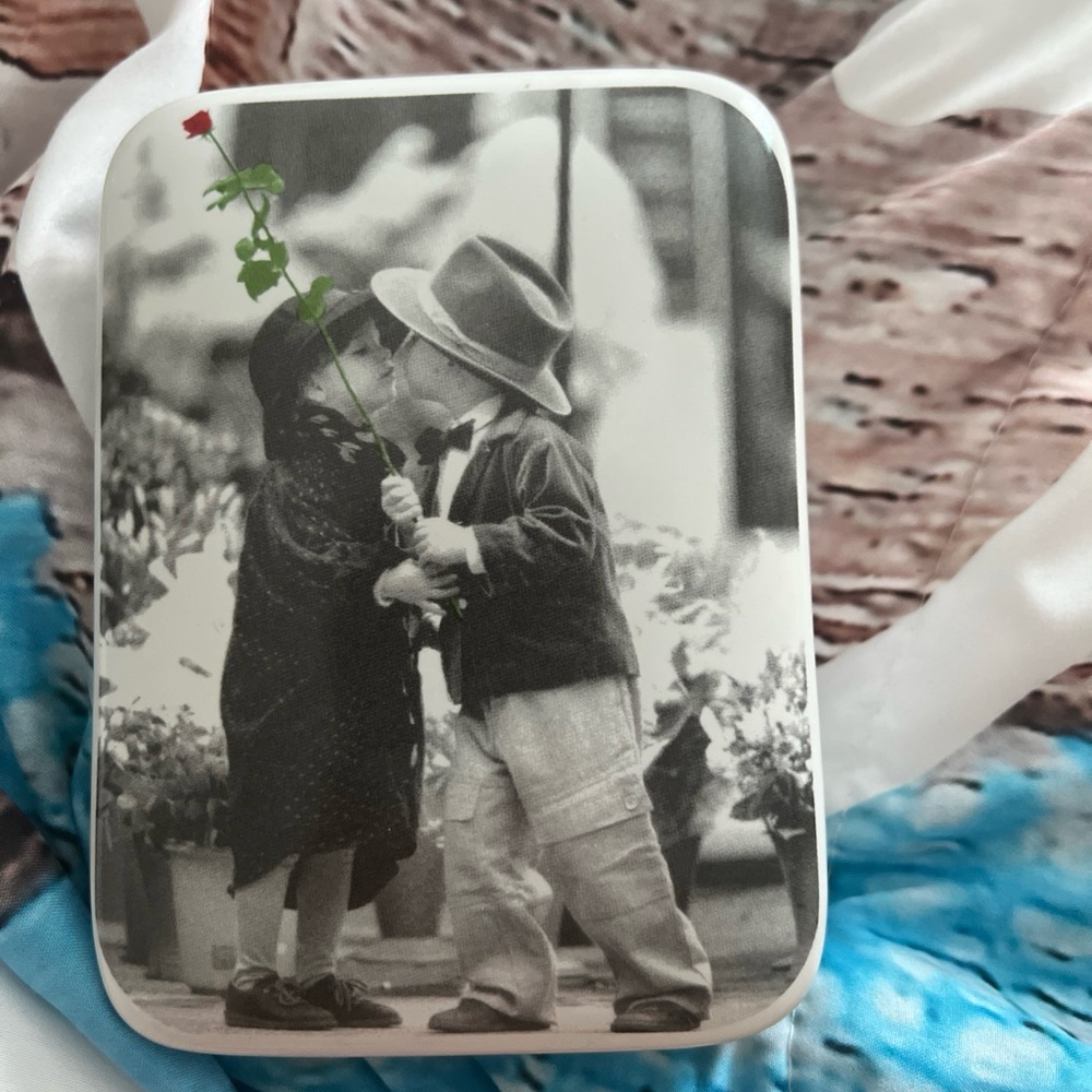 1996 FIGI GRAPHICS FIRST KISS MUSICAL TRINKET BOX “YOU LIGHT UP MY LIFE" -NO BOX